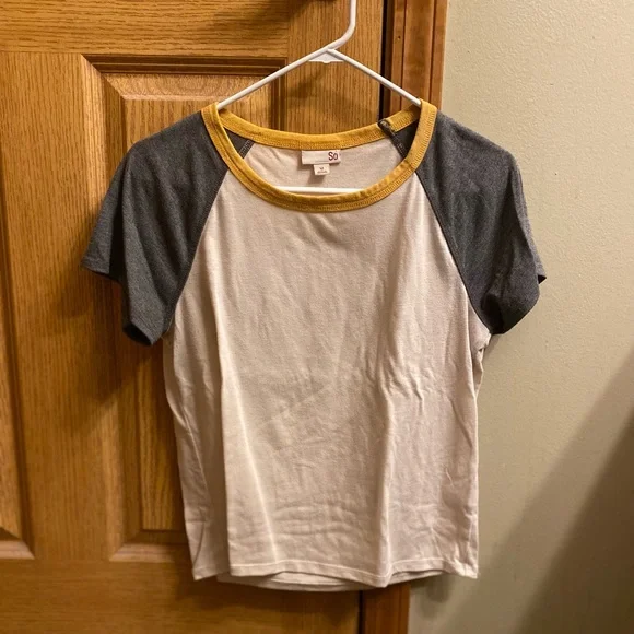 SO juniors Off WhiteTShirt size Medium - Picture 1 of 3